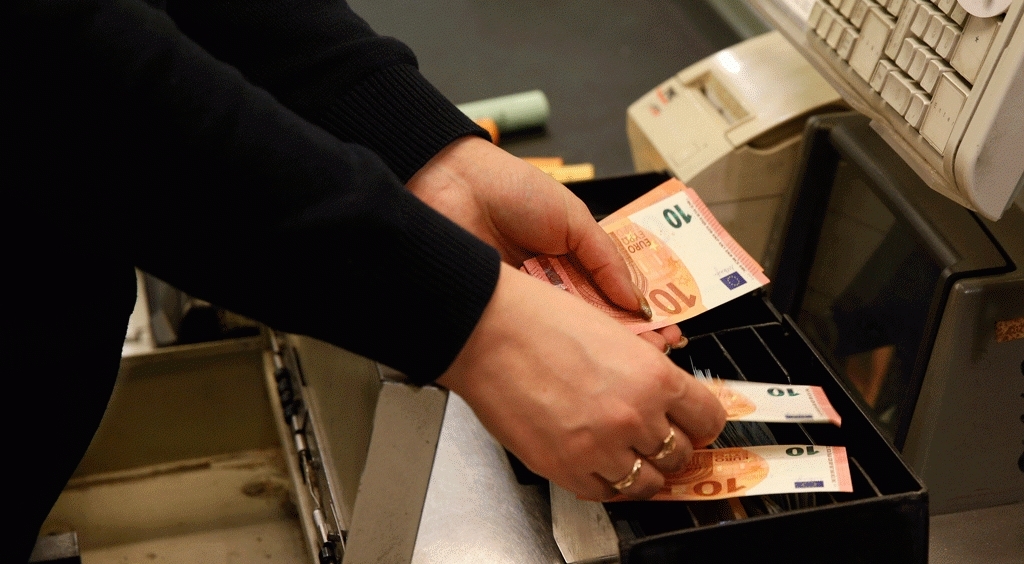 Euro prek nivelin me te ulet ne treg, kush po e rrezon monedhen europiane